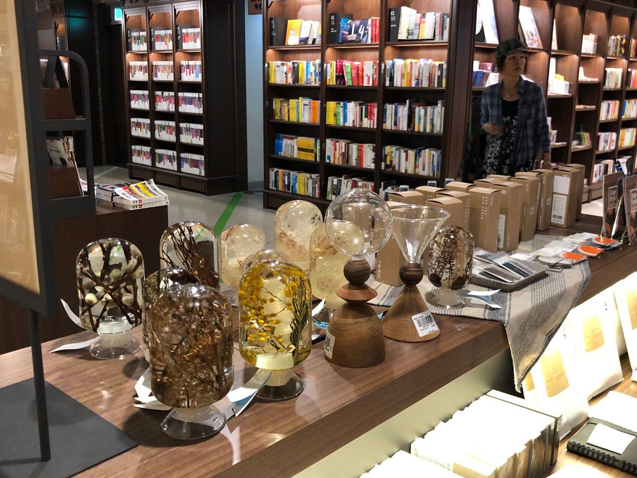 Euljiro Arc.N.Book | Beautiful tunnel made of walls filled with books!